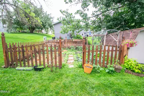 2417 Boulevard Ave E, Bismarck, ND 58501 photo 9