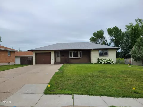 722 Custer Dr, Mandan, ND 58554