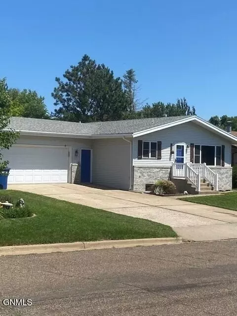 1634 High St W, Dickinson, ND 58601