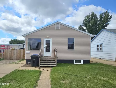 445 1st St SW, Dickinson, ND 58601