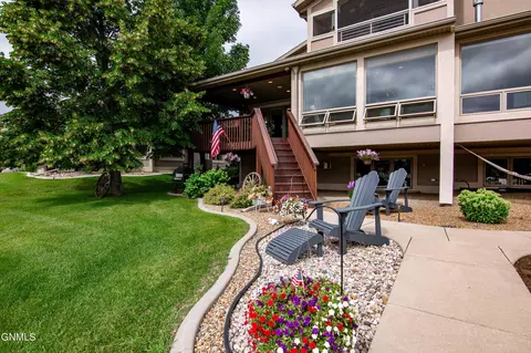 923 Southport Loop, Bismarck, ND 58504