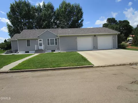 206 Dakota St S, Elgin, ND 58533