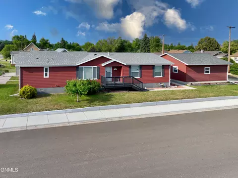 202 1st St NE, Tioga, ND 58852