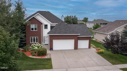 4820 Amberglow Dr, Bismarck, ND 58503