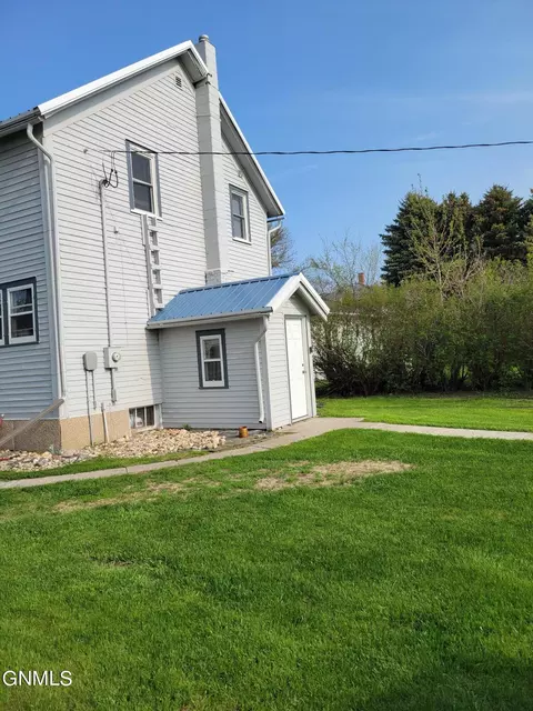207 1st Ave NE, Ashley, ND 58413 photo 2