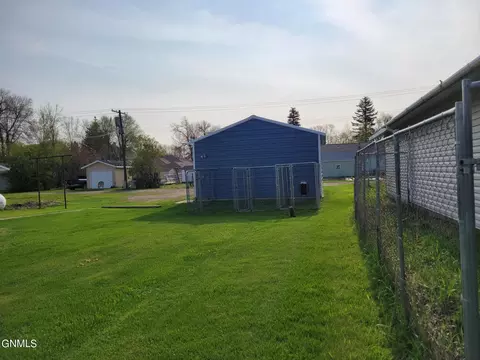 207 1st Ave NE, Ashley, ND 58413 photo 4