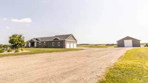 6403 Endicott Dr, Bismarck, ND 58503