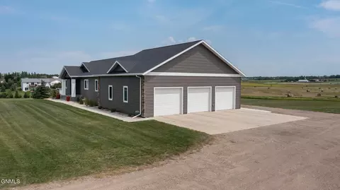 6403 Endicott Dr, Bismarck, ND 58503 photo 3