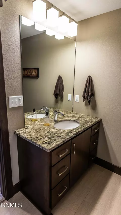 6403 Endicott Dr, Bismarck, ND 58503 photo 36