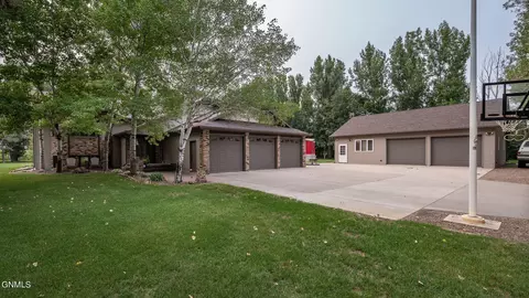 3709 Bottom Road Rd, Bismarck, ND 58504