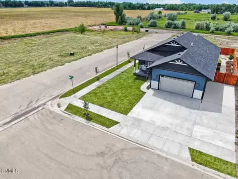 616 39th St E, Williston, ND 58801 photo 2