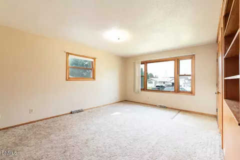 515 Gary Ave, Bismarck, ND 58501 photo 4