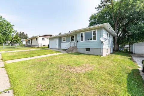 515 Gary Ave, Bismarck, ND 58501 photo 2