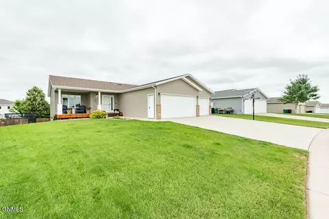 4518 Chamberlain Dr, Bismarck, ND 58503