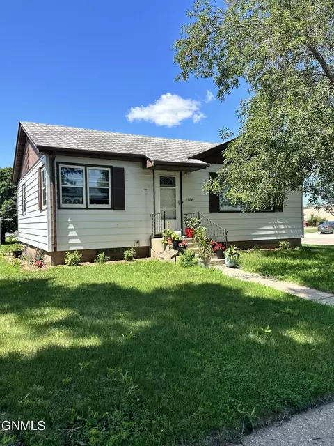 1104 6th Ave SE, Jamestown, ND 58401