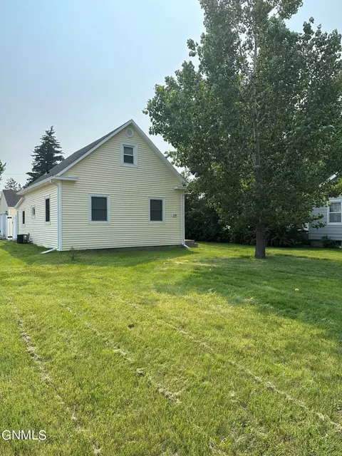 319 3rd St N, New Salem, ND 58563