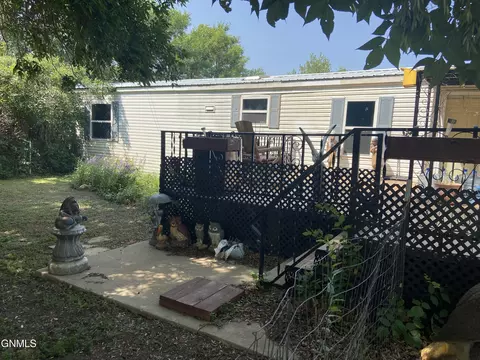 5615 Carolville Loop, Williston, ND 58801 photo 2
