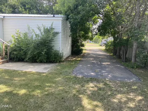 5615 Carolville Loop, Williston, ND 58801 photo 5