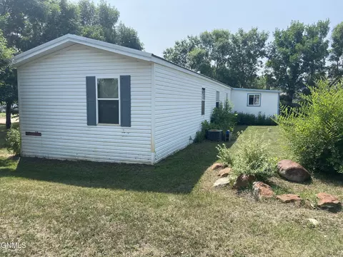 5615 Carolville Loop, Williston, ND 58801 photo 4