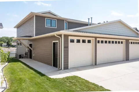 1325 Bayview Ct, Bismarck, ND 58504