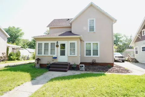 321 4th Ave SW, Jamestown, ND 58401