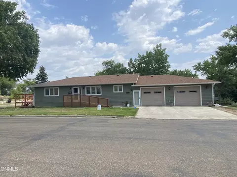 208 5th St NW, Watford City, ND 58854