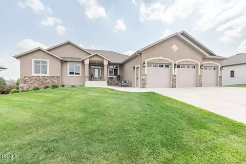 3227 Promontory Dr, Bismarck, ND 58503