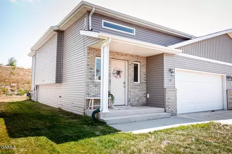 112 8th St NW, Watford City, ND 58854