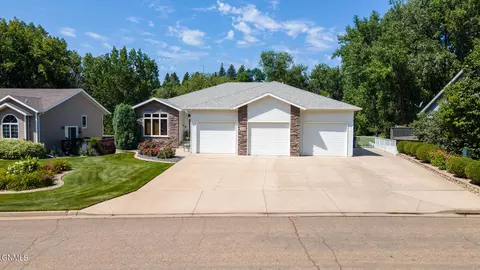 1709 River Dr NE, Mandan, ND 58554