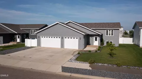 3507 Lyons Ave, Dickinson, ND 58601