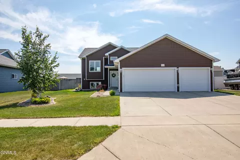 3218 Dortmund Dr, Bismarck, ND 58504