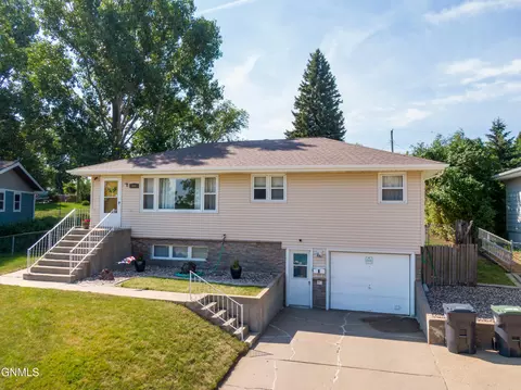 601 13th St NW, Mandan, ND 58554