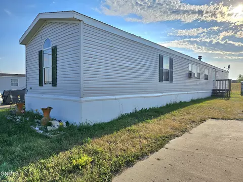3811 22nd Ave W, Williston, ND 58801 photo 2