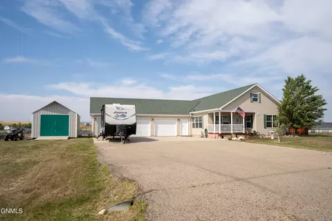 2637 Hillside Dr, Watford City, ND 58854