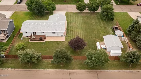 309 8th Ave NW, Hazen, ND 58545