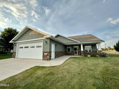 3430 Edgewood Place Pl, Bismarck, ND 58503