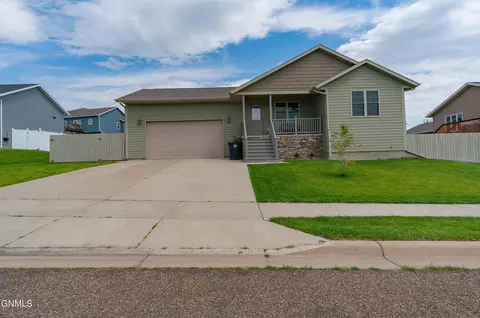 2610 Country Oak Dr, Dickinson, ND 58601