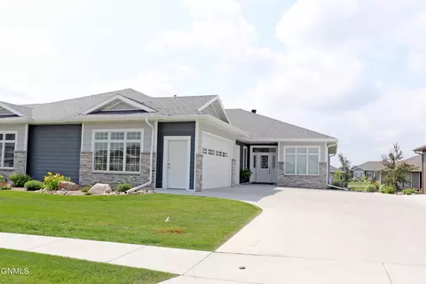 1005 Select Ln, Bismarck, ND 58503
