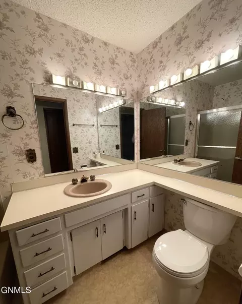 151 Redstone Dr, Bismarck, ND 58503 photo 8