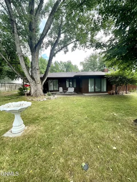 151 Redstone Dr, Bismarck, ND 58503 photo 2