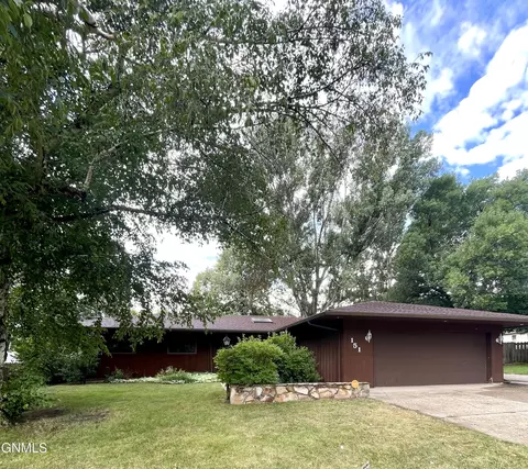 151 Redstone Dr, Bismarck, ND 58503 photo 1