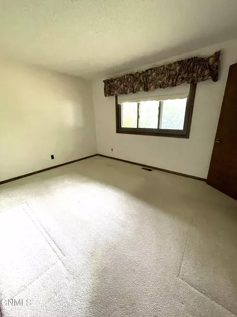 151 Redstone Dr, Bismarck, ND 58503 photo 9