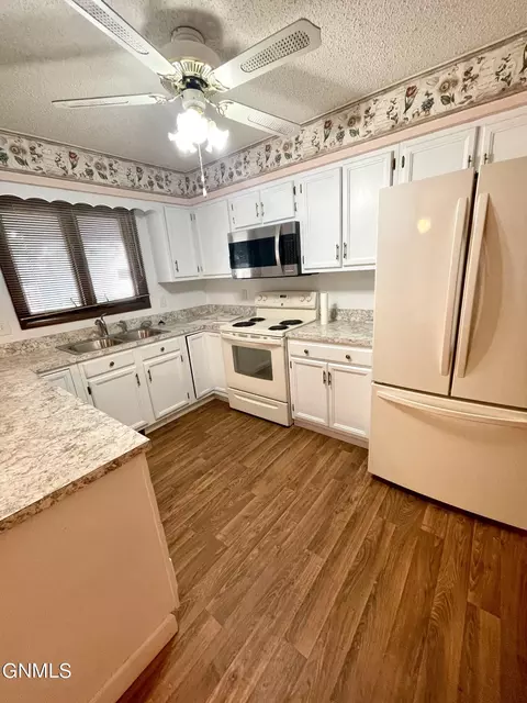 151 Redstone Dr, Bismarck, ND 58503 photo 4
