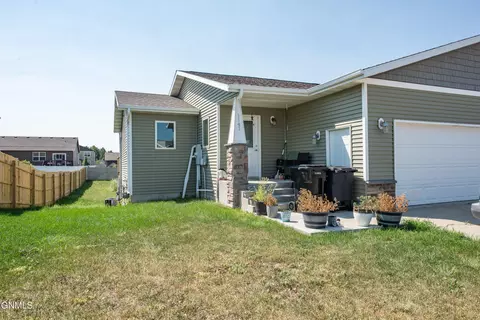 1141 Jerry Ln, Dickinson, ND 58601
