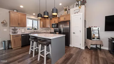 1485 Donna Ln, Dickinson, ND 58601 photo 4
