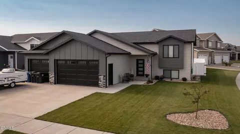 1485 Donna Ln, Dickinson, ND 58601