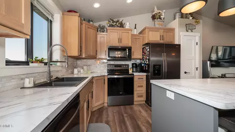 1485 Donna Ln, Dickinson, ND 58601 photo 5