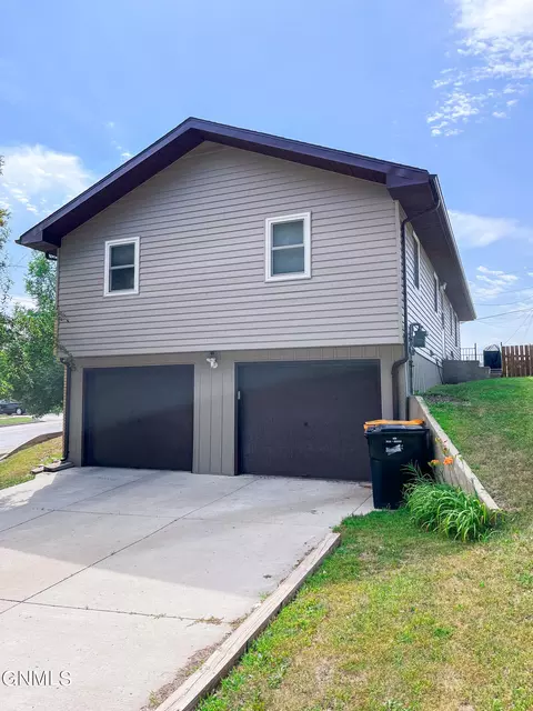 1420 Divide Ave, Bismarck, ND 58501 photo 2