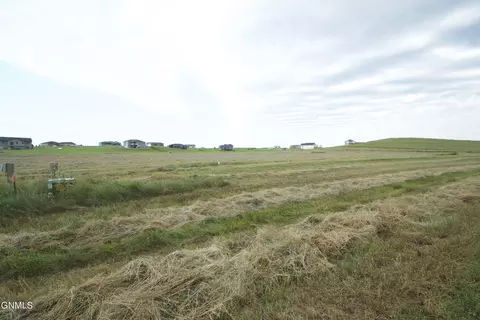 4 Spaniel Rd, Mandan, ND 58554