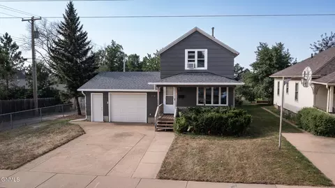 229 4th St W, Dickinson, ND 58601